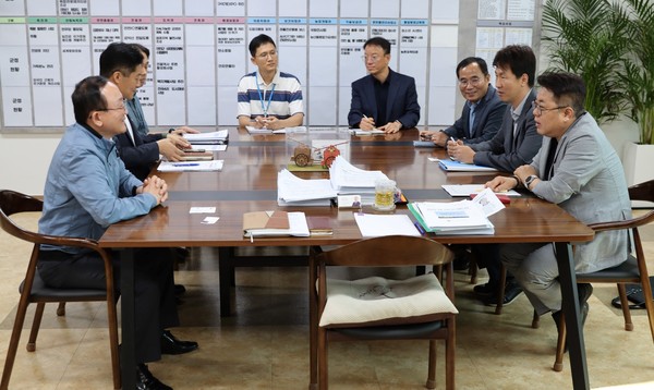 김동구 한강유역환경청장이 13일 연천군청을 찾아, 김덕현 연천군수와 지역 환경 현안 사항에 대해 논의했다. (사진제공=한강유역환경청)