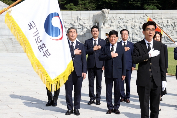 김진경 의장, 제79주년 광복절 맞아 국립대전현충원 참배