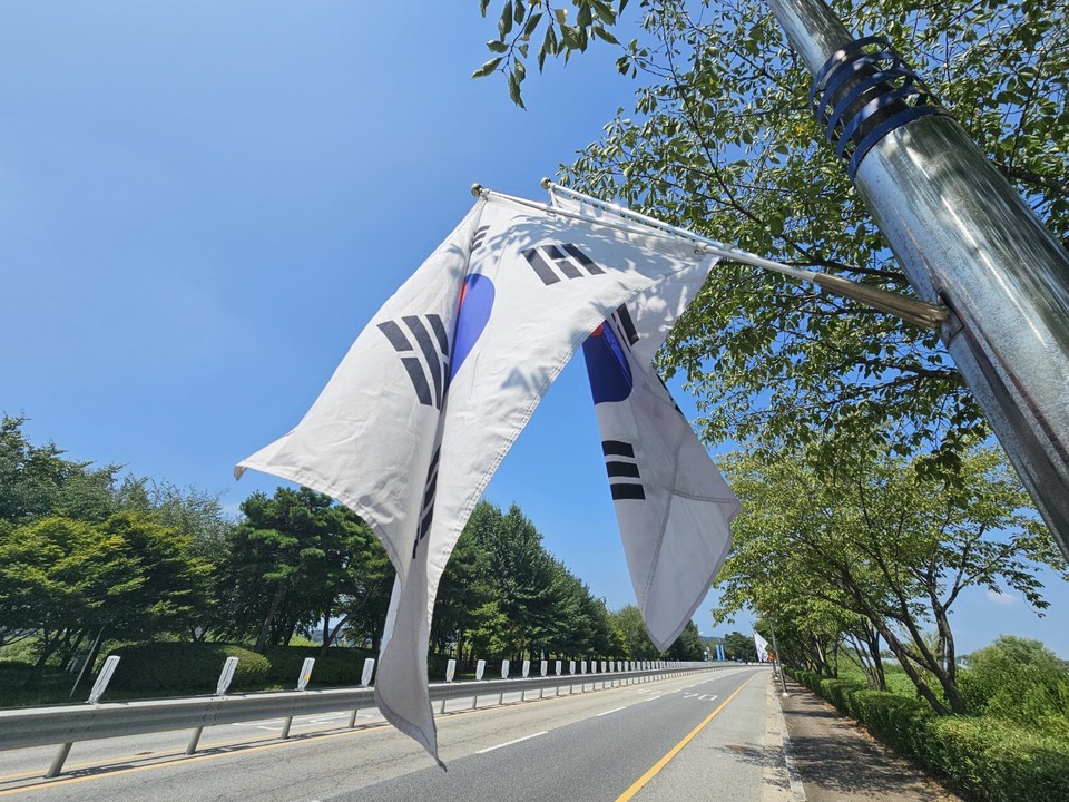 제79주년 광복절을 하루 앞둔 14일 오전 11시 10분께 여주시 현암동의 한 도로에 게시해 놓은 태극기가 바람에 펄럭이고 있다. (사진=김광섭 기자)