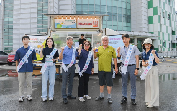 수도권매립지관리공사가 14일 폐기물 운반 기사들의 무더운 여름나기를 응원하기 위해 ‘시원한 음료 나눔 행사’를 했다. (사진제공=수도권매립지관리공사)