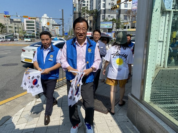 바르게살기운동 하남시협의회는 14일 제79주년 광복절을 기념해 '태극기 거리 조성 및 태극기 나눠주기 행사'를 펼쳤다. (사진=장은기 기자)