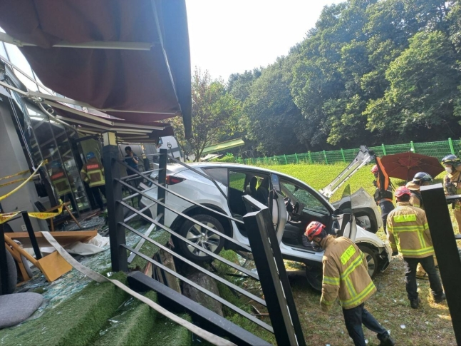 60대 여성이 몰던 차량이 카페 건물을 들이받아 11명이 다치는 사고가 났다. (사진제공=경기도소방재난본부)
