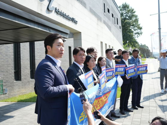 국회 정무위원회 소속 더불어민주당 김용만 의원을 비롯한 더불어민주당 국회의원과 원외위원장 총 14명은 14일 오전 9시 ‘김형석 독립기념관장 임명 진상규명을 위한 독립기념관’을 항의 방문했다. (사진제공=김용만 의원실)