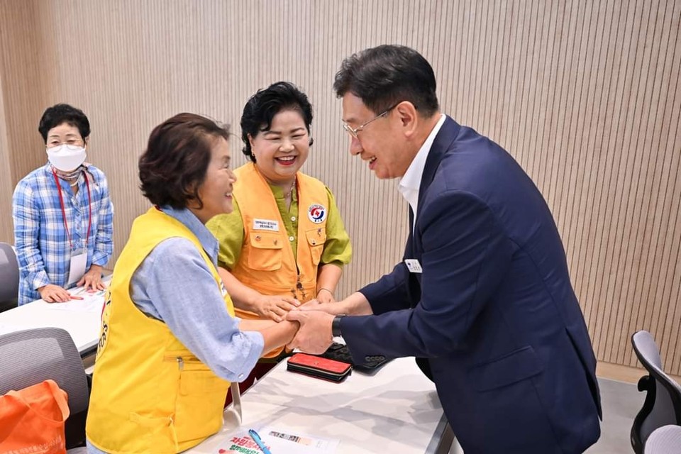 전진선 양평군수가 14일 양평군립도서관 2층 다목적실에서 자원봉사 가입 단체 회원 70여명이 참석한 가운데 열린 사통팔달 간담회에서 “양평군이 소외계층에 대한 안정적 돌봄사업을 유지할 수 있는 것은 모두 자원봉자들 덕분”이라고 격려했다. (사진=전진선 양평군수 페이스북)