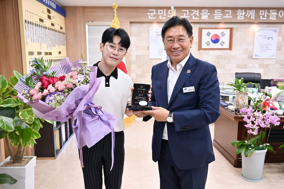 양평군이 개그맨 조승제를 홍보대사로 위촉했다. 전진선 군수는 14일 군수 집무실에서 개그맨 조승제를 홍보대사로 위촉하는 위촉식을 가졌다.  (사진=전진선 양평군수 페이스북)