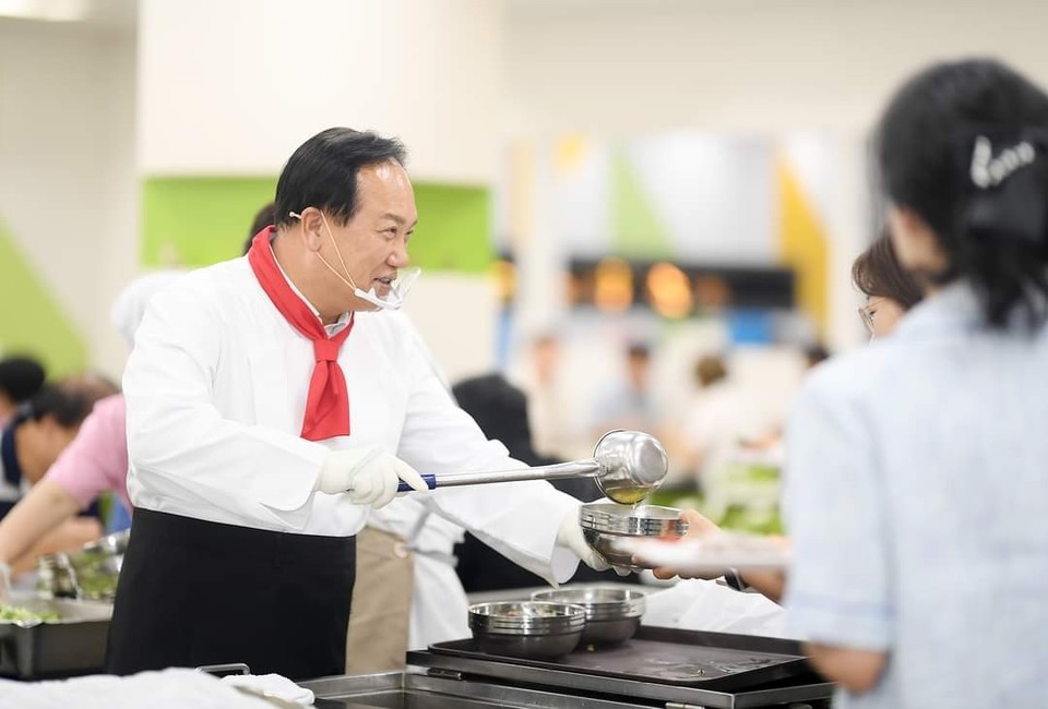 이권재 오산시장이 14일 말복을 맞아 묵묵히 일하는 직원들에 갈비탕 배식 소식을 공유했다. (사진=이권재 오산시장 페이스북)