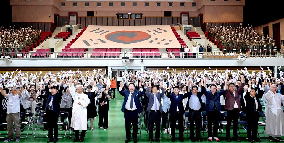 파주시는 15일 ‘제79주년 광복절’을 맞아 김경일 시장을 비롯한 지역 국회의원과 시의회 의장, 광복회 파주시지회장, 독립유공 유가족들이 대거 참석한 가운데 경축식을 가졌다. (사진제공=파주시청)