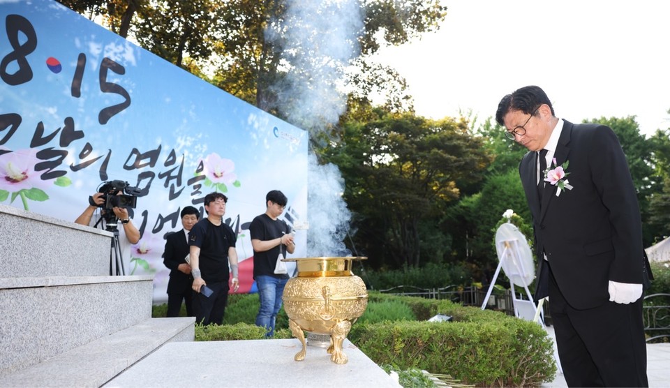 도성훈 인천광역시교육감이 제79주년 광복절인 15일 오전 인천 미추홀구 수봉공원내 현충탑을 찾아 참배하고 있다. (사진제공=인천광역시교육청)