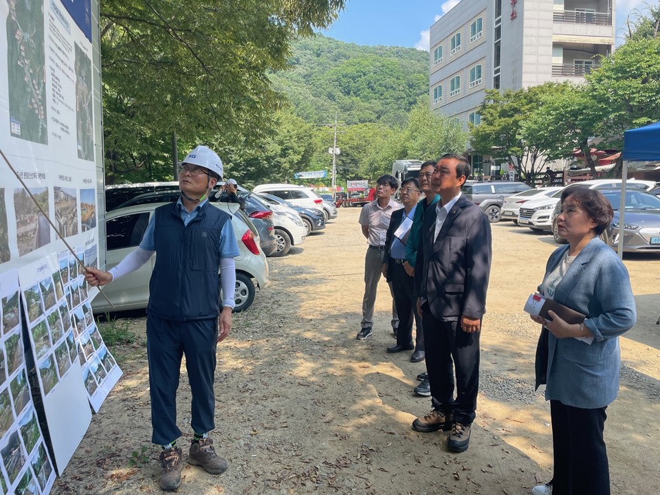 김충범 광주시 부시장이 최근 주요 사업장과 수해복구 및 투자사업 현장을 방문해 사업 현황 및 추진 사항을 점검했다. (사진제공=광주시청)