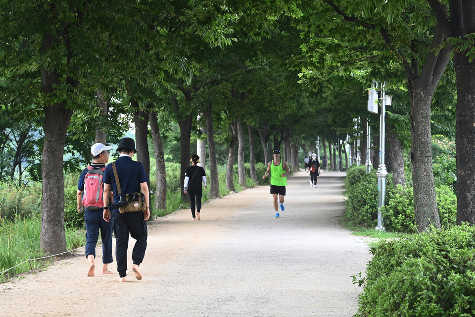 대한민국을 대표하는 맨발 걷기의 길로 자리 잡은 '미사 한강 모랫길'의 어싱족(Earthing+族)들이 앞으로는 더 안전한 환경에서 감미로운 음악까지 즐기는 맨발걷기를 할 수 있게 됐다. (사진제공=하남시청)