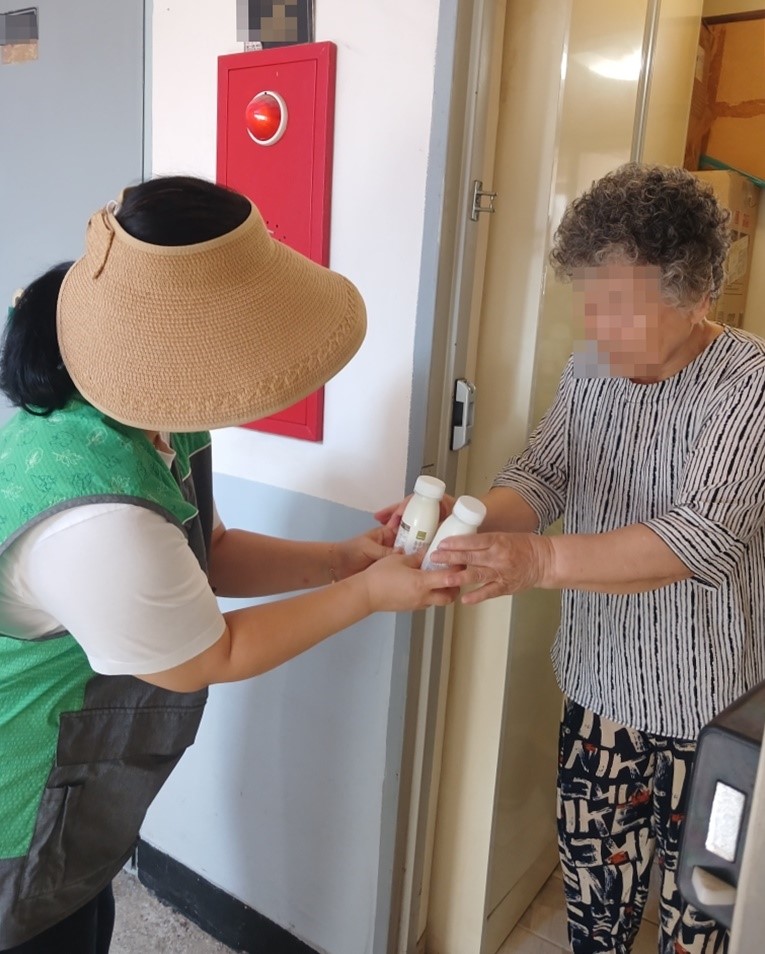 미추홀구 주안8동 지역사회보장협의체는 16일 풀무원녹즙 중구남구홈가맹점 소속 명예사회복지공무원을 통해 고위험 1인 가구 및 독거세대 20가구에 건강음료를 지원했다. (사진제공=미추홀구)