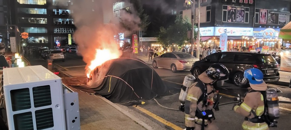 18일 오후 7시40분께 용인시 기흥구 구갈동의 한 노상에 주차돼 있던 테슬라 전기차량에서 불이 났다. (사진제공=경기도소방재난본부)