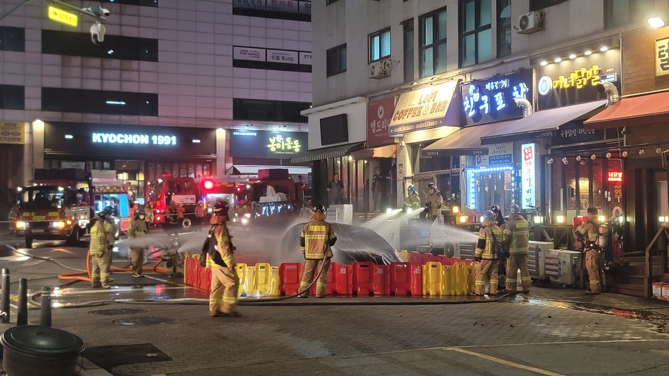 18일 오후 7시40분께 용인시 기흥구 구갈동의 한 노상에 주차돼 있던 테슬라 전기차량에서 불이 났다. (사진제공=경기도소방재난본부)