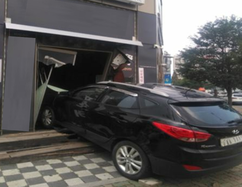 17일 낮 12시13분께 김포시 양촌읍 양곡리의 한 상가 PC게임방으로 차량이 돌진하는 사고가 나 60대 여성 운전자가 부상을 입어 인근 병원으로 이송됐다. (사진제공=경기도북부소방재난본부)