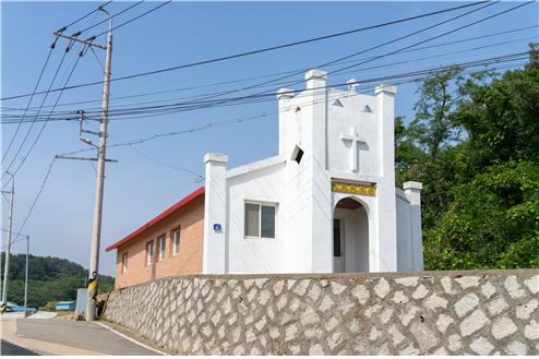 인천광역시와 옹진군, 인천관광공사가 한국 천주교의 첫 관문 백령도와 대청도 등 교인들에게 인천 섬 성지순례를 할 수 있는 관광상품을 개발했다. 이번 성지순례는 지난해 12월 인천광역시, 인천관광공사, 천주교인천교구와 맺은 업무협약을 토대로 이루어졌다. 사진은 백령도 가을 공소 전경. (사진제공=인천관광공사)