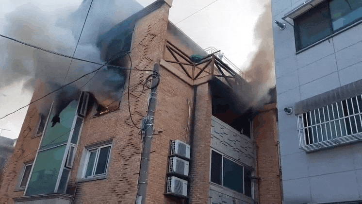 18일 오후 5시23분께 안산의 한 다세대주택에서 불이 나 3명이 연기를 흡입하는 부상을 입었다. (영상제공=경기도소방재난본부)