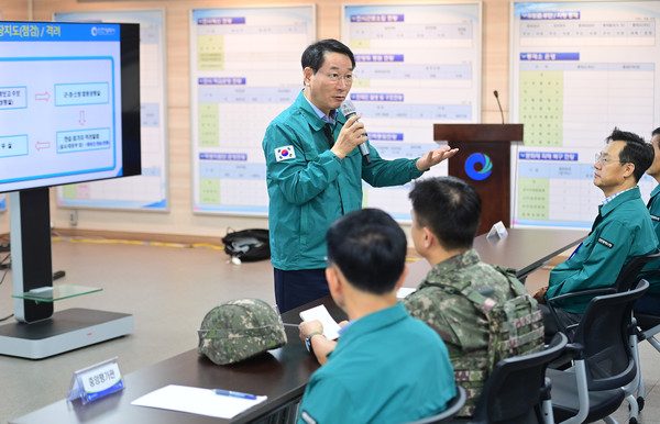 유정복 인천광역시장이 19일 시청 종합상황실에서 을지연습 최초 보고를 받고 지시사항 등을 말하고 있다. (사진제공=인천시청)