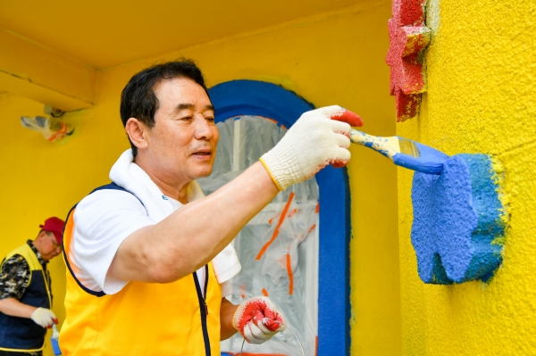 백영현 포천시장, 아이돌봄 시설 ‘포천애봄 365’ 도색 봉사 나서