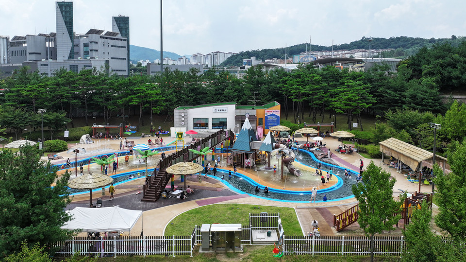 성남시가 근린공원과 탄천 둔치, 주택가 공공놀이터 등 24곳에 조성한 물놀이장을 오는 25일까지 연장 운영한다. 사진은 성남시 화랑공원 물놀이장 전경. (사진제공=성남시청)