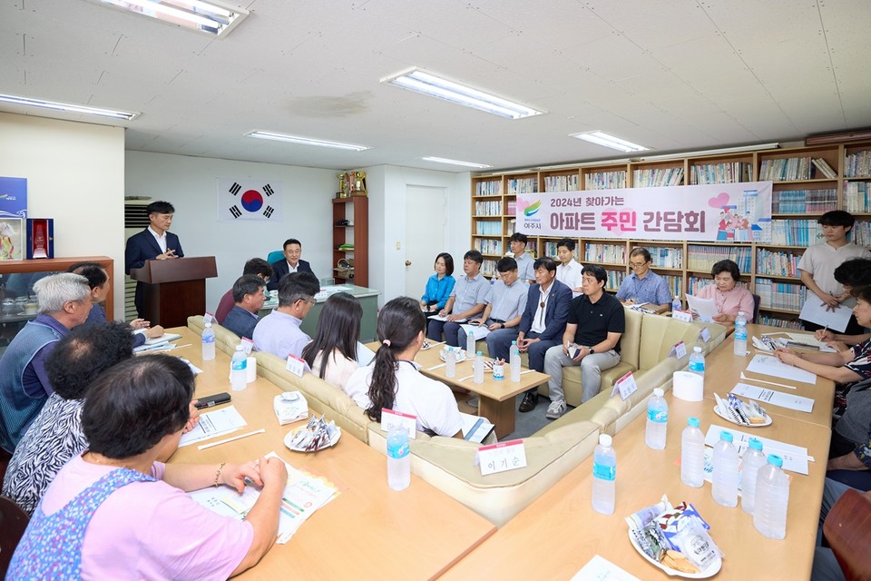 이충우 여주시장이 가남읍 신해3리 동남아파트 주민들을 찾아 주민들과 소통했다. (사진제공=여주시청)
