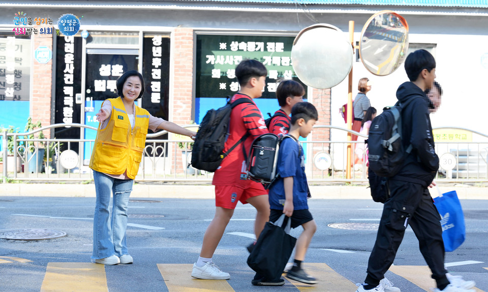 양평군의회 황선호 의장을 비롯한 5명의 의원들은 19일 찜통더위 속에서도 양평초등학교를 찾아 학생들의 등굣길 교통지도 봉사활동을 실시했다. (사진제공=양평군의회)