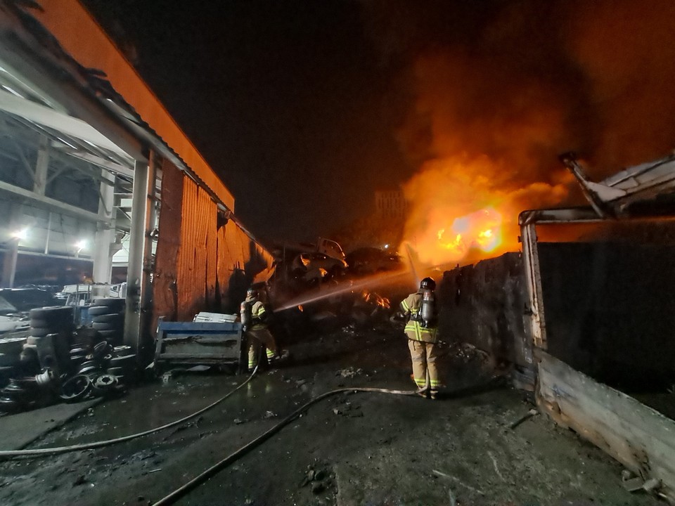 20일 오전 3시20분께 고양시 일산동구 식사동의 한 폐차장에서 불이 나 신고를 받고 출동한 소방당국에 의해 약 3시간22분 만인 오전 6시44분께 진화됐다. (사진제공=경기도북부소방재난본부)