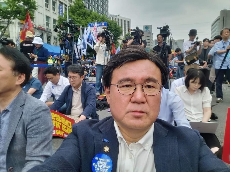 황운하 조국혁신당 원내대표는 한국토지주택공사(LH)가 임직원 복리후생비에 207억원을 당겨썼다고 주장했다. (사진=황운하 조국혁신당 원내대표 페이스북)