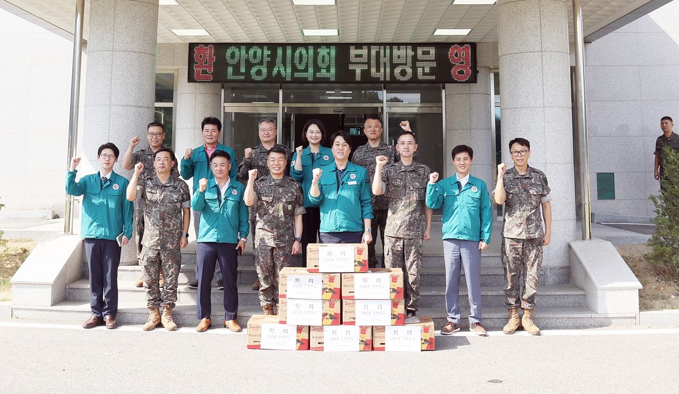 안양시의회는 지난 19일 안양시청, 수도군단, 안양소방서 등 3개 기관을 방문해 을지연습 참가 기관 관계자들을 격려했다. (사진제공=안양시의회)