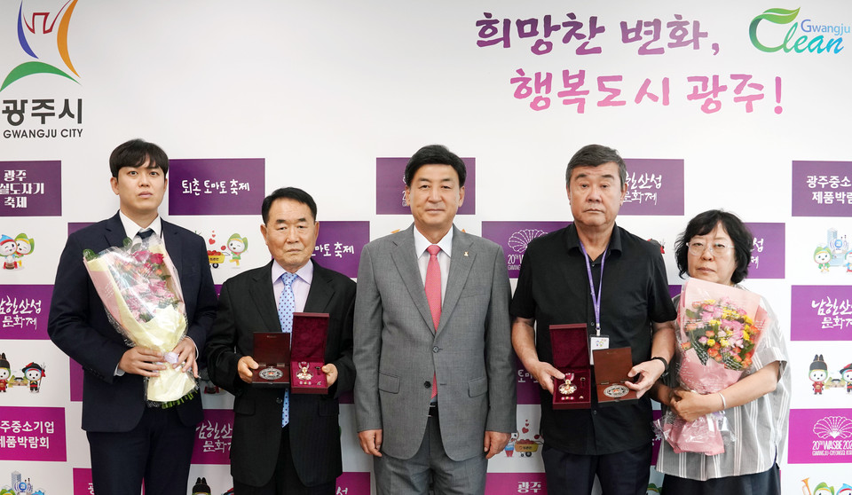 광주시는 20일 6·25전쟁에 참전해 공을 세운 故 장익찬 중위, 故 김복용 병장 유가족에게 화랑무공훈장과 증서를 전달했다. (사진제공=광주시청)