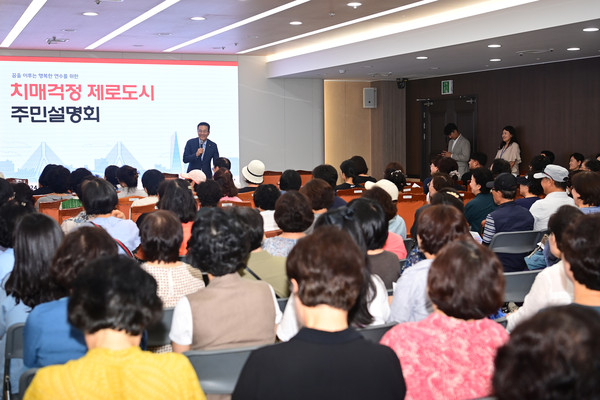 인천 연수구가 ‘치매걱정 제로도시’를 향한 치매예방과 조기검진, 등록관리, 치매가족 지원 사업과 함께 치매 안전 플랫폼 ‘맞춤형 사례관리’ 사업을 본격화 한다. (사진제공=연수구청)