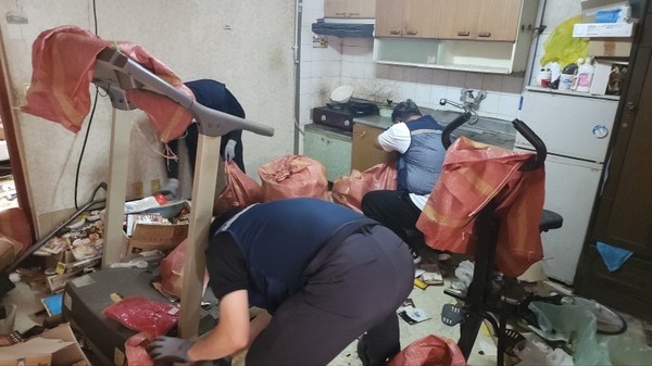 파주시는 취약계층의 주거환경 개선을 지원하는 ‘깔끄미 사업’을 통해 취약계층에게 깨끗하고 안전한 주거환경을 제공해 쾌적한 환경에서 삶의 질을 개선하는데 주력하고 있다. (사진제공=파주시청)