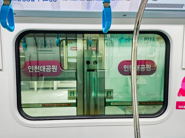 인천교통공사는 열차 이용 시 하차역을 지나치는 불편을 해소코자 객실 어느 위치에서나 도착역명을 확인할 수 있도록 승강장안전문에 역명표지 설치를 완료했다. (사진제공=인천교통공사)