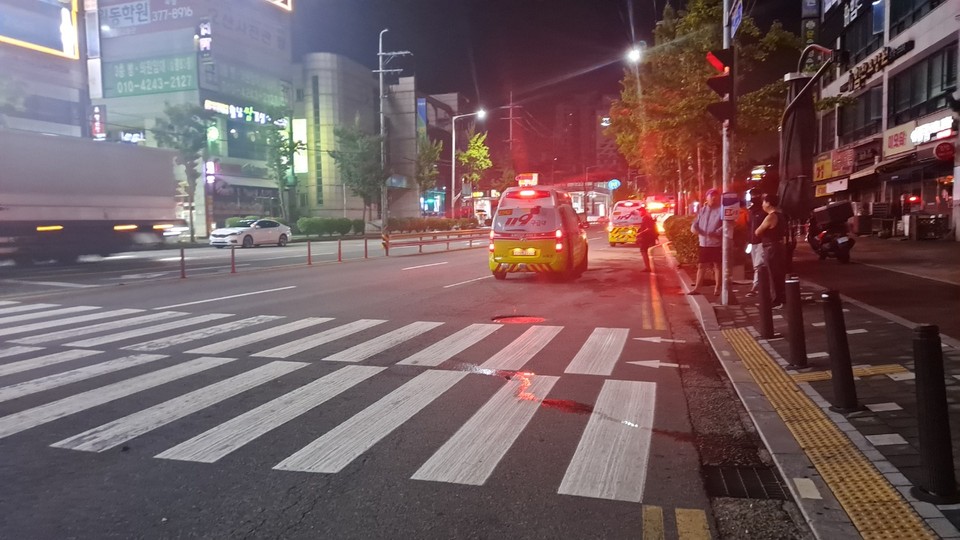 오산의 한 교차로에서 우회전하던 시내버스가 횡단보도를 건너던 10대 학생들이 들이받는 사고가 나 부상을 입었다. (사진제공=경기도소방재난본부)