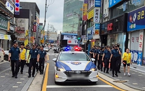 파주경찰서는 21일 경기북부청 기동순찰대와 생활안전협의회, 자율방범대 등과 힘께 시민들의 안전하고, 평온한 일상을 위해 범죄예방 위력순찰을 실시했다. (사진제공=파주경찰서)