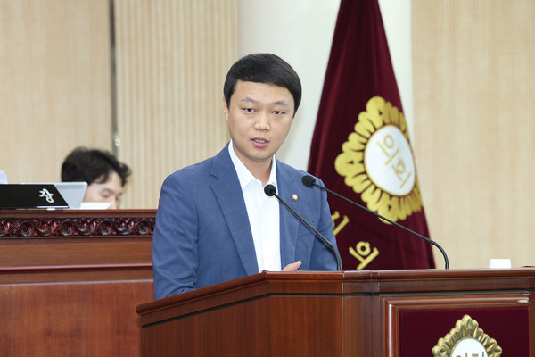 고양시의회 더불어민주당이 지난 19일부터 22일까지 4일간 백석업무빌딩 20층에서 진행되고 있는 을지연습에 대해 22일 성명서를 발표했다. 사진은 최규진 고양시의회 더불어민주당 원내대표. (사진제공=고양시의회 더불어민주당)