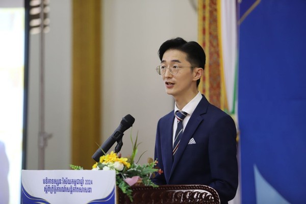 지난 6월 29일 짝 앙그레 끄라옴 파고다(Chak Angre Krom Pagoda) 사원에서 2024 캄보디아 종교 평화 비전 포럼이 열린 가운데 신천지 캄보디아교회 담임강사가 발제하고 있다. (사진제공=신천지)