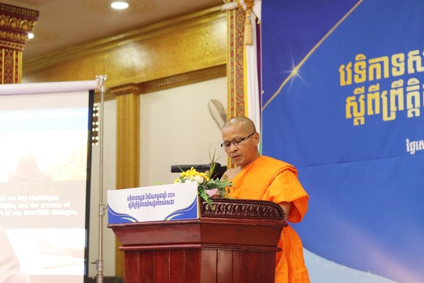 지난 6월 29일 짝 앙그레 끄라옴 파고다(Chak Angre Krom Pagoda) 사원에서 2024 캄보디아 종교 평화 비전 포럼이 열린 가운데 주최자인 속 분트은 국립 불교 교육 총감찰부 불교고등교육부 부장스님이 환영사를 하고 있다. (사진제공=신천지)