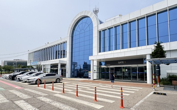 인천항만공사가 올해 하계 휴가철 특별수송기간(7.25~8.11)에 인천항 연안여객터미널을 이용한 여객이 약 5만6000명으로 집계됐으며, 이는 전년 동기간 실적 대비 2397명(4.5%↑) 증가한 수치라고 밝혔다. 사진은 연안여객터미널 전경. (사진제공=인천항만공사)