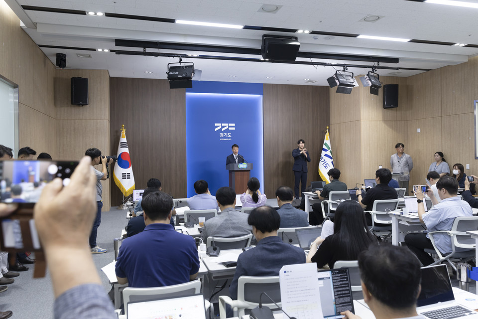 22일 오전 경기도청 브리핑룸에서 이희준 기획조정실장이 2024년 추경예산안을 발표하고 있다. (사진제공=경기도청)