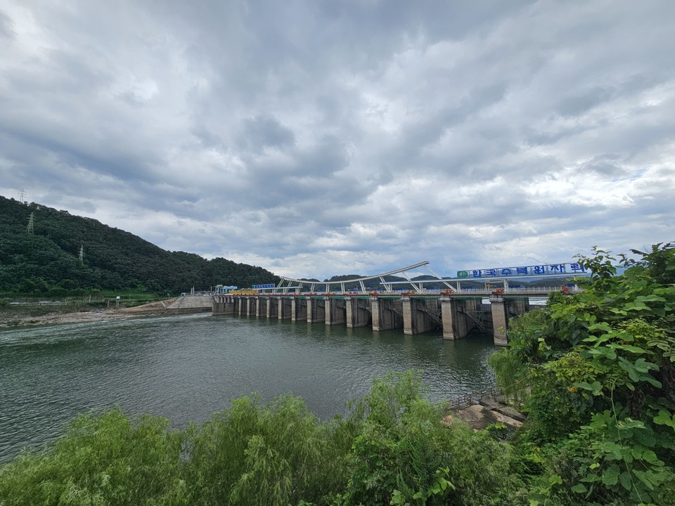 22일 오전 10시17분께 하남시 배알미동에서 바라본 팔당댐이 전날 비가 내렸지만 맨 좌측 수문만 연채 대체로 조용한 모습을 하고 있다. (사진=장은기 기자)