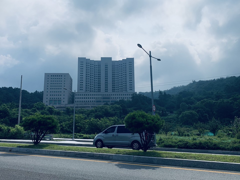 22일 오후 7시 20분께 먹구름 낀 동두천시 턱거리마을이 지나는 사람들 발길을 멈추게 할 풍경으로 경이롭다. 동두천시는 이곳에 김동연 경기지사의 공약인 '경기도 공공 의료원' 공모 사업에 참여했다. 그러나 동두천시가 경기도 예비 심사에서 배제됐다는 소식이 알려지면서 시 범시민대책위원회는 지난 21일 시민 300여 명과 경기도를 항의방문하기에 이른다. (사진=오기춘 기자)