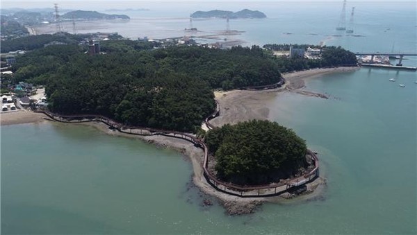 인천시가 최근 옹진군 영흥도에 해안길 공사를 완료하고, 해수욕장 성수기에 맞춰 방문객을 대상으로 만족도 조사를 실시했다. 사진은 선재도 넛출항~드무리해변 해안길. (사진제공=인천시청)