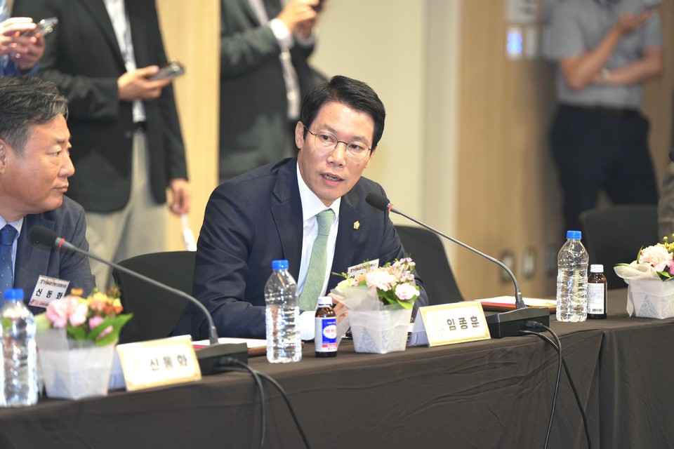 23일 열린 경기도시군의회의장협의회에서 임종훈 포천시의장이 직접 건의한 '군소음보상법' 개정 촉구 건의안이 만장일치로 채택됐다. 이 건의문에는 '군소음보상법'에 따른 소음피해의 합리적 보상 및 지원을 내용이 담겼다. (사진제공=포천시의회)