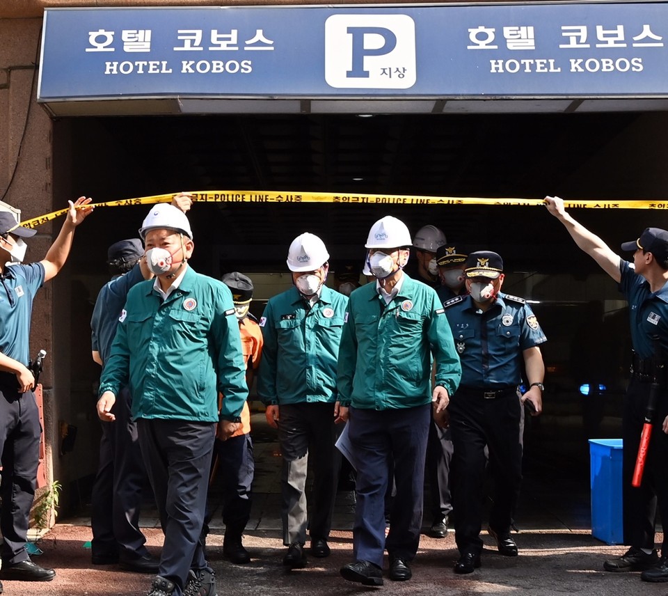 이상민 행정안전부 장관은 전일(22일) 오후 7시39분께 발생한 경기 부천시 중동 호텔 화재 현장을 오늘(23일) 오전 9시께 방문해 사고원인을 철저히 규명하여 재발방지 대책을 마련해줄 것"을 당부했다. (사진제공=행안부)