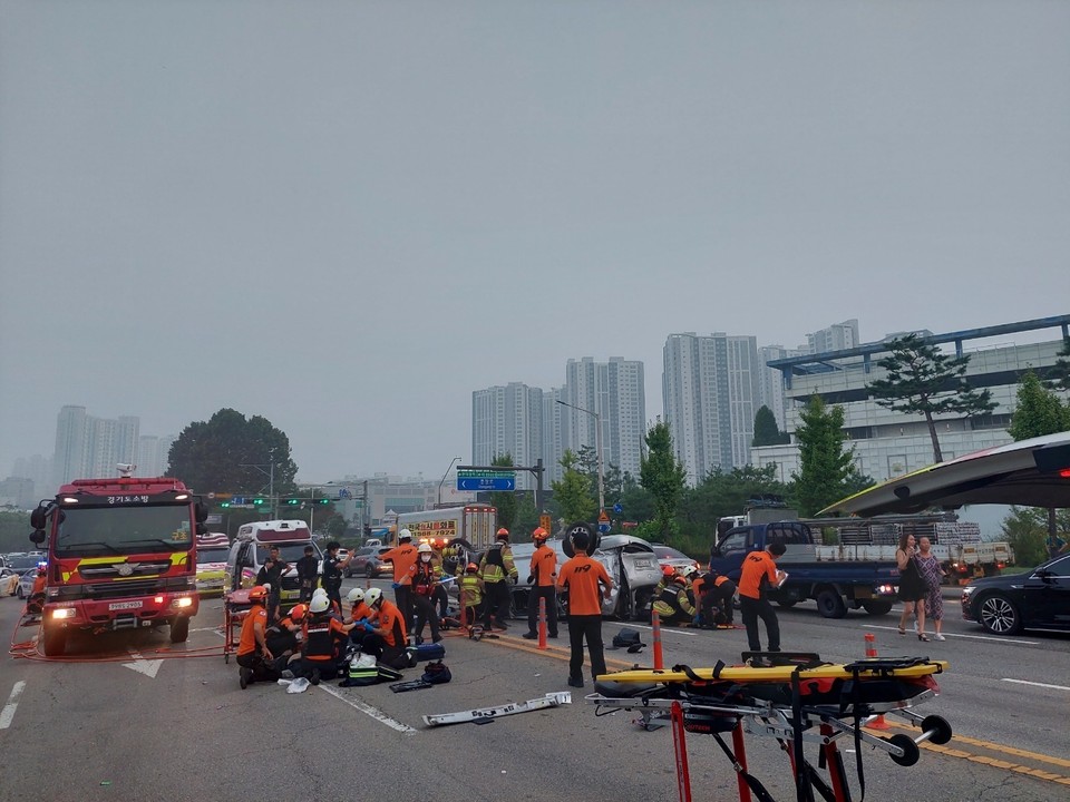 24일 오전 5시45분께 안산시 상록구의 한 교차로에서 3중 추돌사고가 나 4명이 숨지는 등 총 14명의 사상자가 발생했다. 사진은 사고 현장. (사진제공=경기도소방재난본부)