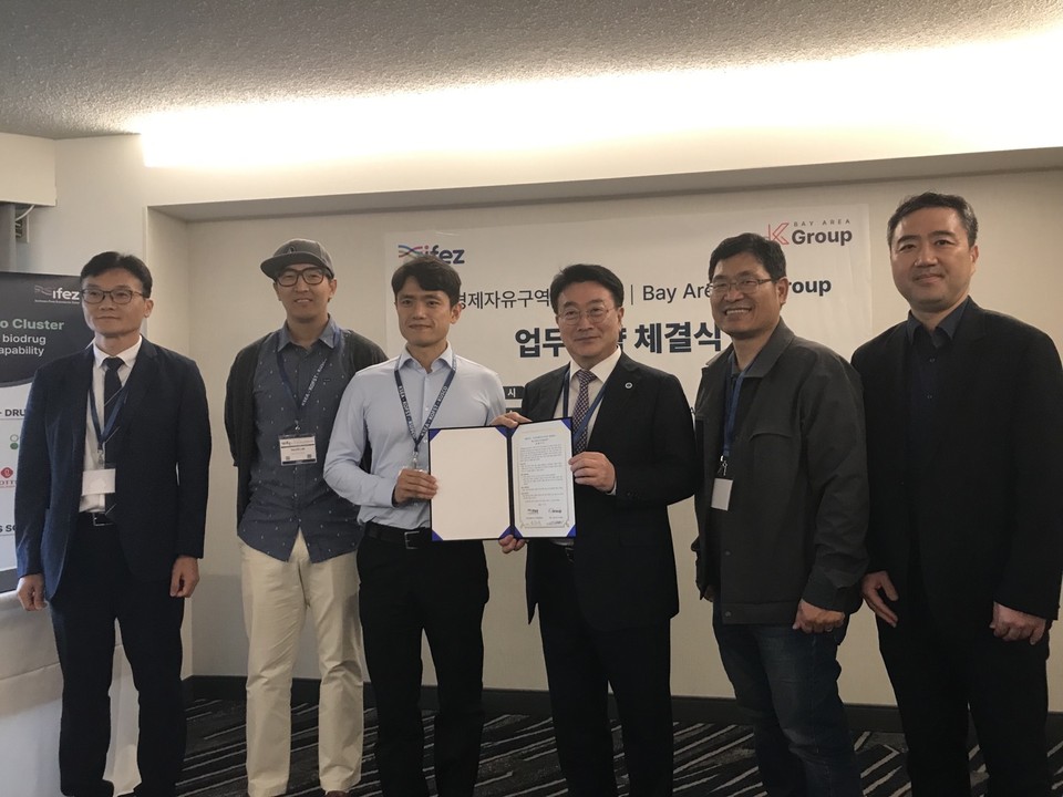 인천경제청이 지난 23일 2024 UKC에서 ‘한·미 크로스 보더 R&D 거점 구축’을 주제로 포럼을 개최했다. 사진은 인천경제청과 베이에리어 케이 그룹은 인천과 실리콘밸리 간 첨단산업 교류에 협력하는 MOU 체결 모습. 사진 왼쪽부터 김원연 인천경제청 투자유치기획과장, 데이비드 리, 심진섭 베이에리어 케이 그룹 공동대표, 윤원석 청장, 케빈 김 베이에리어 케이 그룹 모빌리티 그룹장, 코트라 권오형 실리콘밸리 무역관장. (사진제공=인천경제자유규역청)