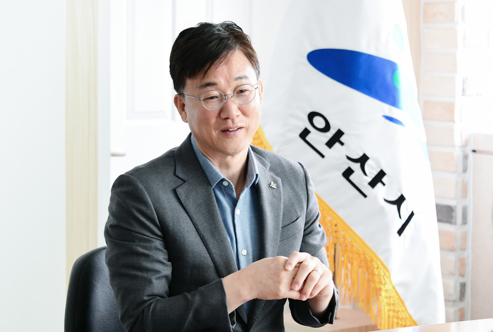 안산시 대부도에 소재한 방아머리항이 인프라 개선 등을 위해 오는 2032년까지 국·도비 등 약 553억원이 투입된다. 이민근 시장은 “방아머리항의 국가 어항 조성을 위한 개발사업비 약 553억원을 확보한 것을 발판 삼아 서해 권역의 해상교통, 관광, 수산물 유통의 전진기지로 복합 다기능 어항개발에 착수 하겠다”고 밝혔다. (사진제공=안산시)
