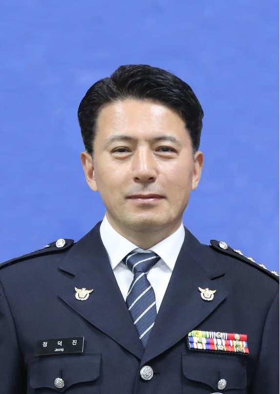 파주경찰서는 26일 제74대 김영진 서장 후임에 전남경찰청 청문감사인권담당관 등을 역임한 정덕진 총경이 ‘제75대’ 서장에 취임했다고 밝혔다. (사진제공=파주경찰서)