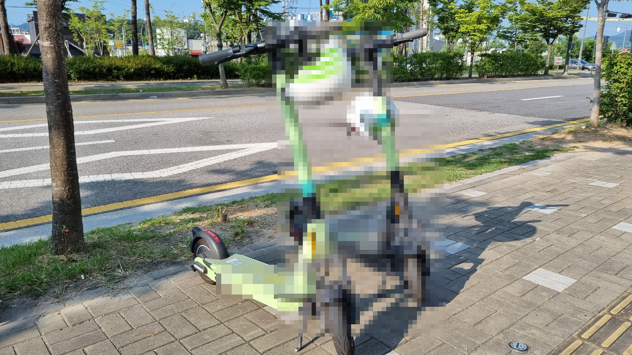 최근 수도권 신도시·도심가·주택가 중심에 있는 공유 전동킥보드를 술을 마신 뒤 운행하는 사람들이 늘어나고 있어 사고 유발 등의 우려가 커 제도적 장치 마련이 시급하다. (사진=김유정 기자)