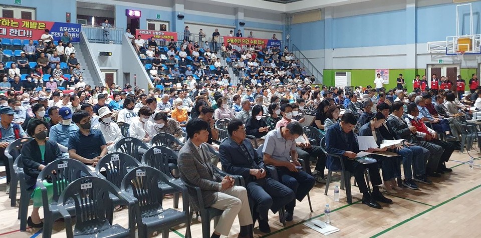 김포한강2공공주택지구 신도시 주민대책위원회가 주최한 2차 주민설명회장에 참석한 토지주 등 관계자들이 주민 주권학보 방안 등에 대한 설명을 듣고 있다. (사진제공=김포한강2공공주택지구 신도시 주민대책위원회)